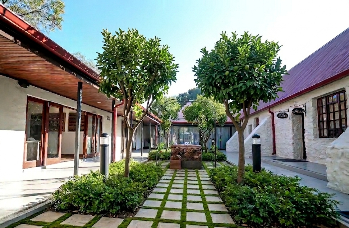 The courtyard at Camdeboo